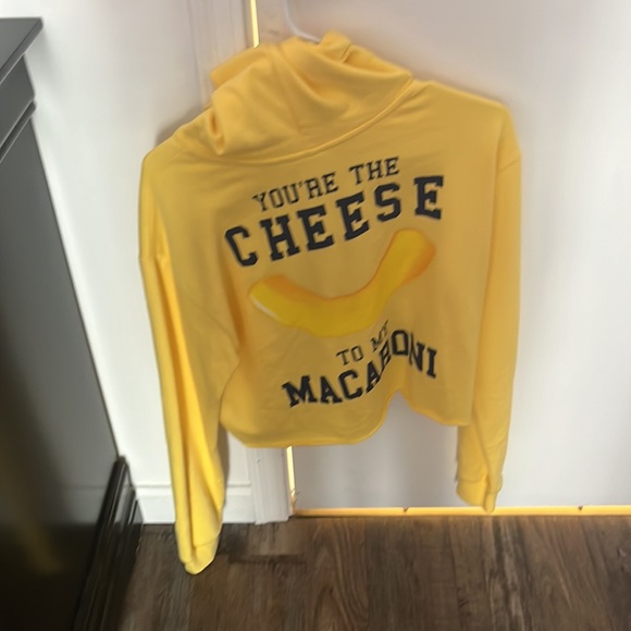 A cropped hoodie - Picture 2 of 4